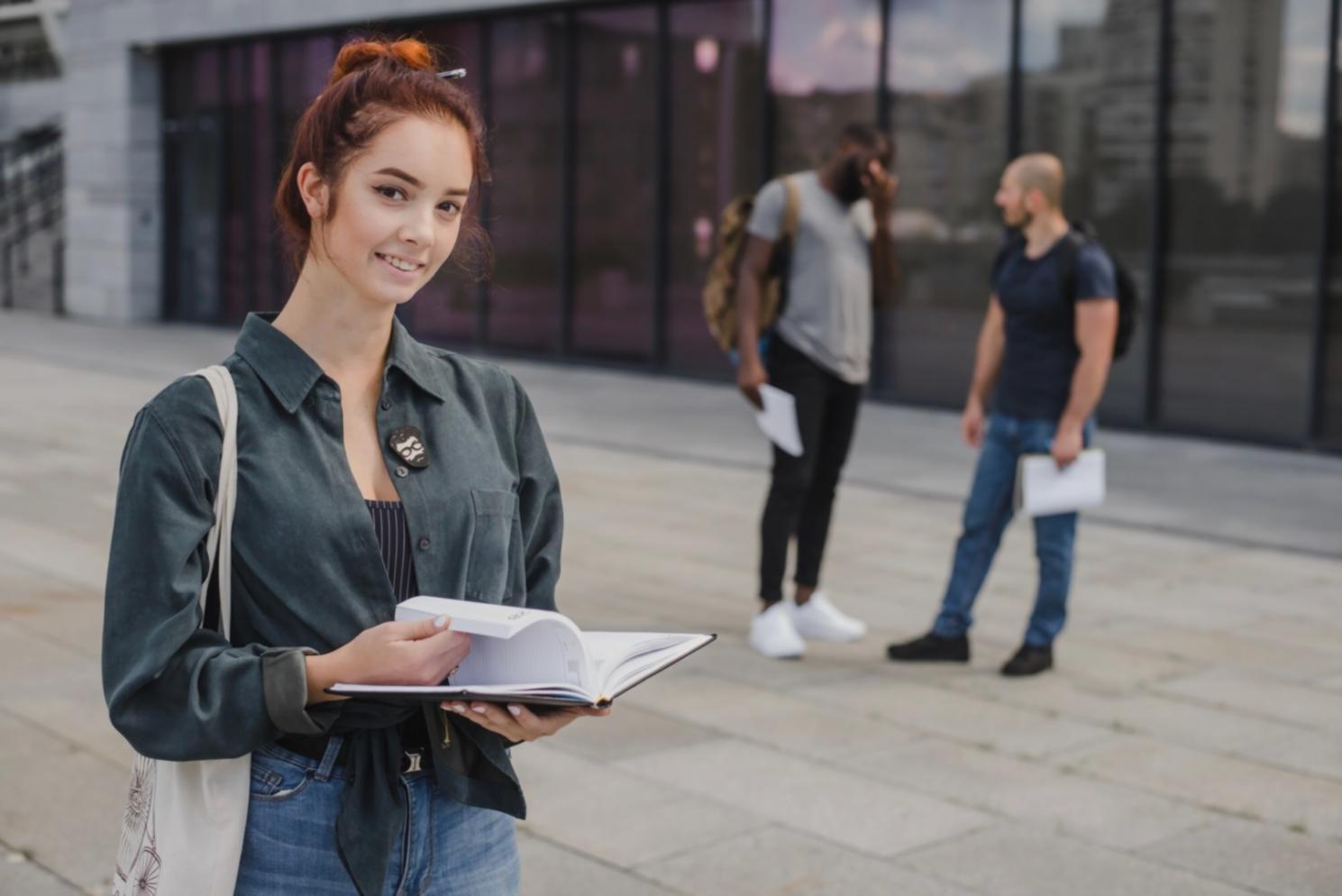 Étudiant travaillant sur une retouche portrait avec corrections colorimétriques